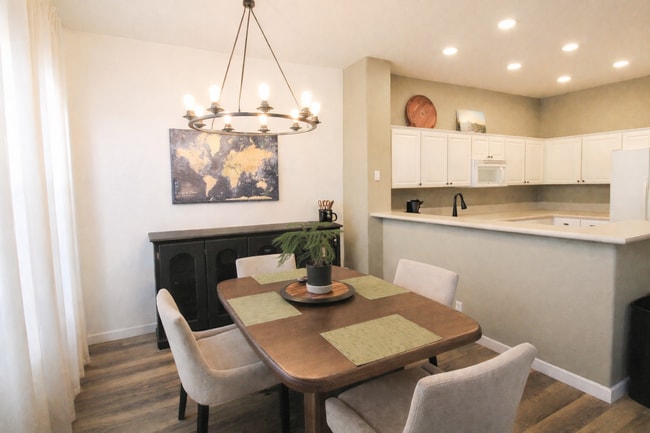 Foto del edificio - Beautiful 3 Bed, 2.5 Bath Townhome with A/C and 2-Car Garage