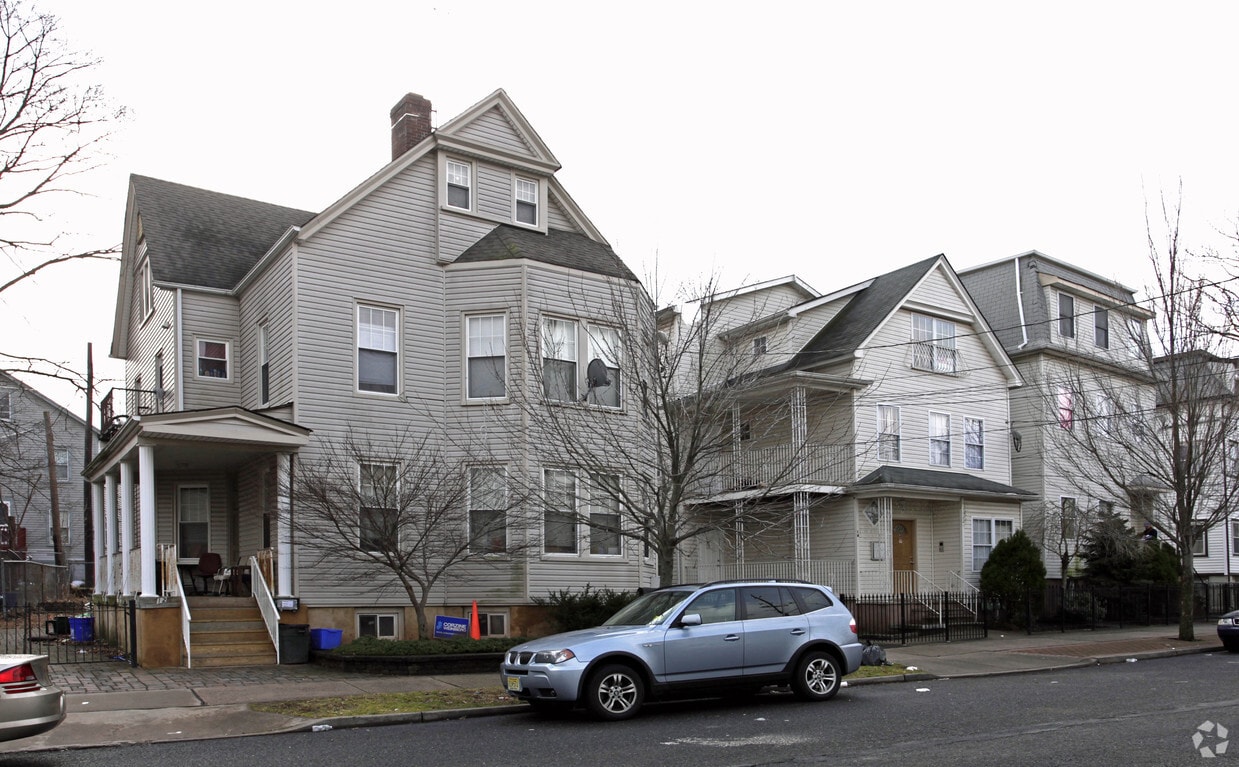 Building Photo - 12-18 Remsen Ave