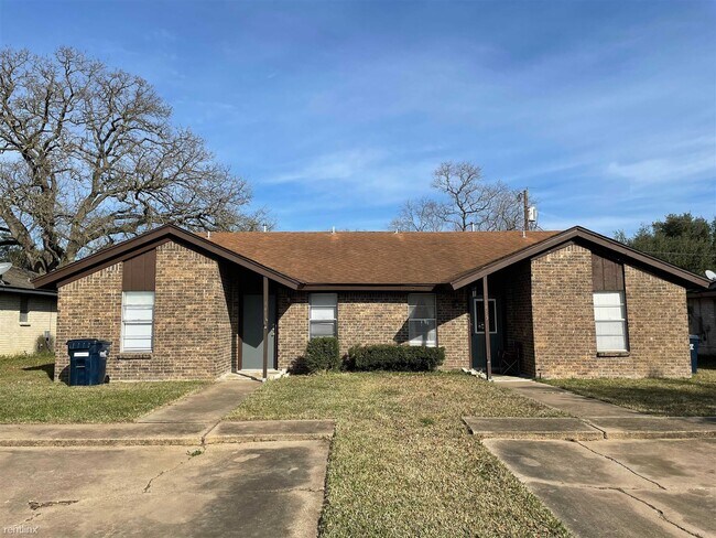 Foto del edificio - 2 br, 1 bath Duplex - 1413 Hillside Dr # 1...