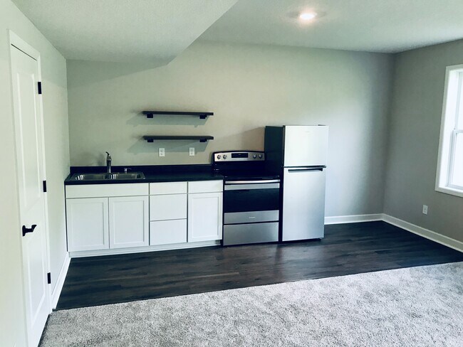 Building Photo - 1498 Summit Ct