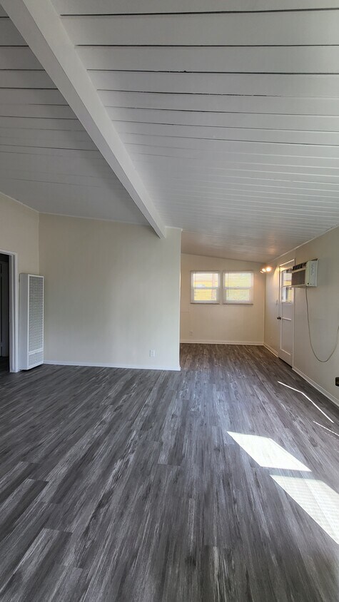 Foto principal - 11903 Vanowen St