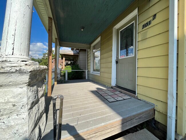 Nice big front porch - 3017 Connor St