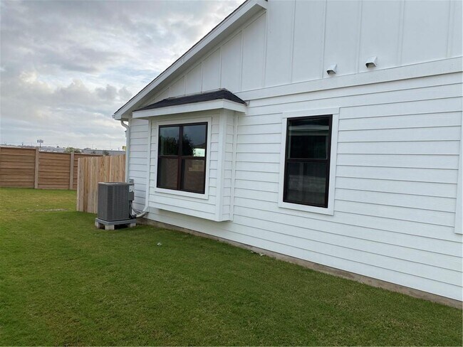 Building Photo - 313 Fieldwood Dr