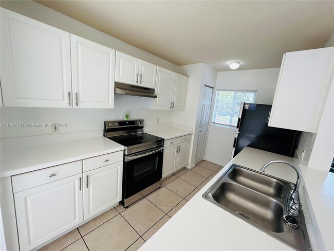 Building Photo - 1316 N 19th Ave