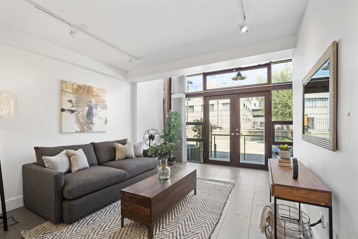 Foto principal - 940 E 2nd St
