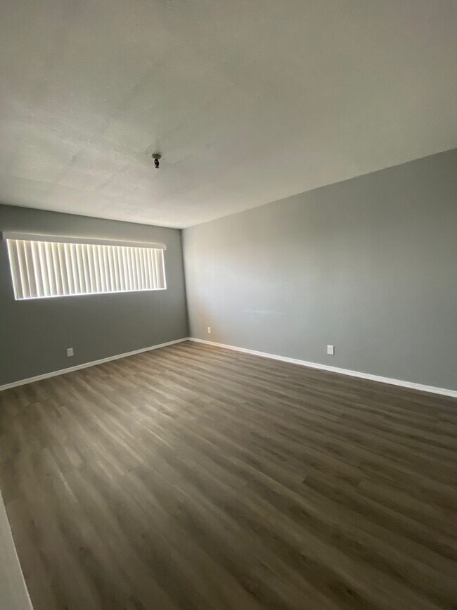 Building Photo - Located in Old town Yucca Valley