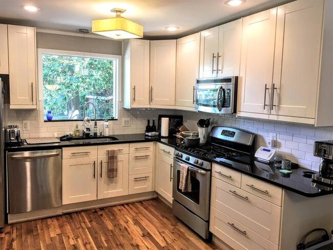Foto del edificio - Lovely Updated Rosewood Home