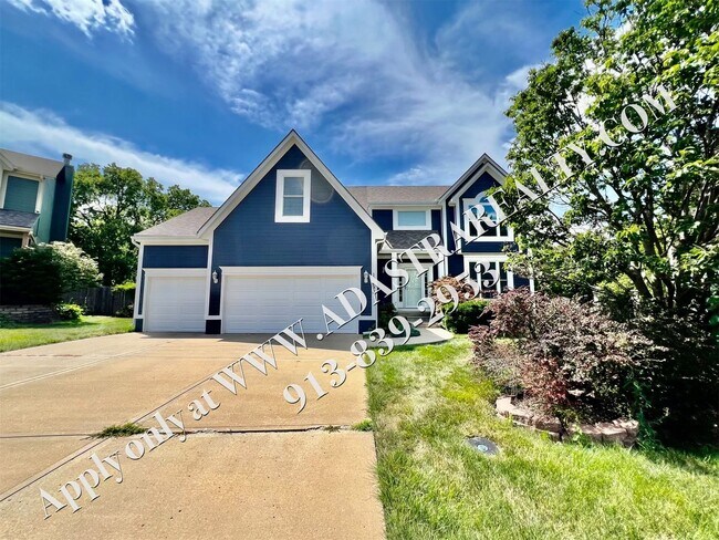 Foto del edificio - Amazing 4 bed 3.5 bath with an in-ground p...