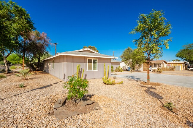 Building Photo - 304 E Balboa Dr