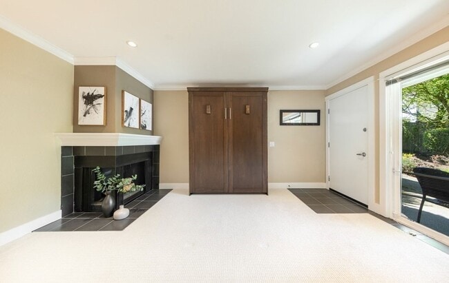 Building Photo - Waterfront Studio Kirkland Available for R...