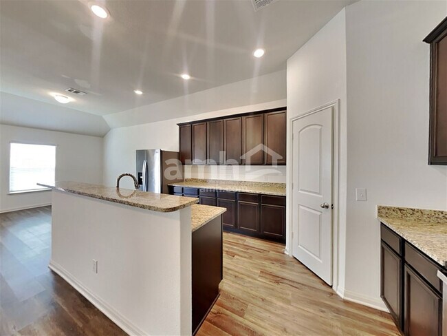 Foto del edificio - 1373 Violet Ln