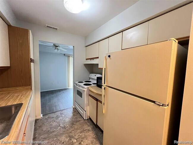 Foto del edificio - 30056 W 12 Mile Rd