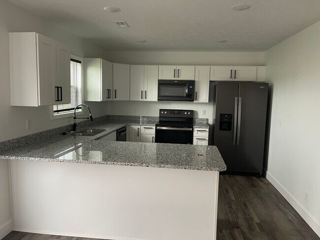 Building Photo - BEAUTIFUL 3 BEDROOM 2.5 BATHROOM TOWNHOUSE...