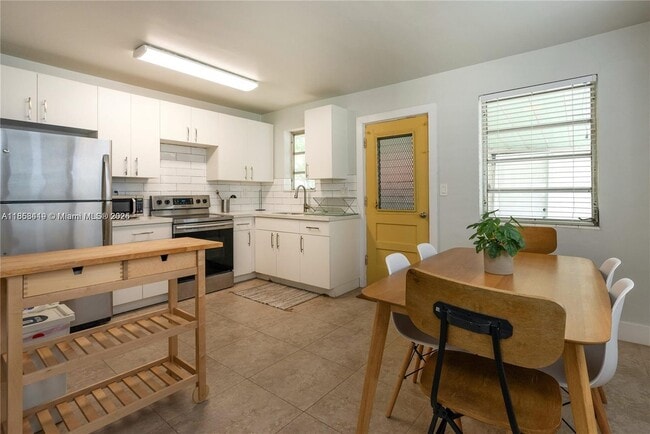 Foto del edificio - 320 NE 55th Terrace