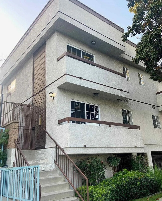 Foto del edificio - 305 E Valencia Ave