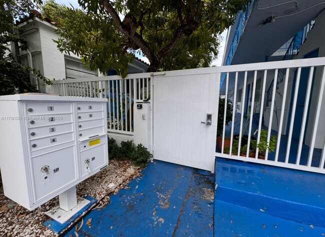 Foto del edificio - 7725 Byron Ave