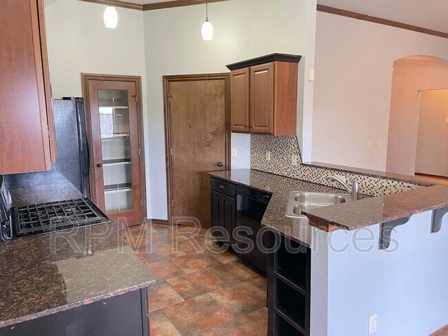 Building Photo - 7504 Meadow Lake Dr
