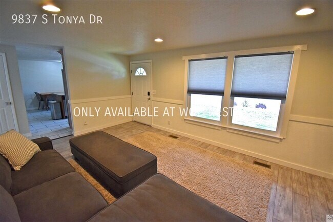Building Photo - Sensational 4 Bedroom Sandy Home! No Depos...
