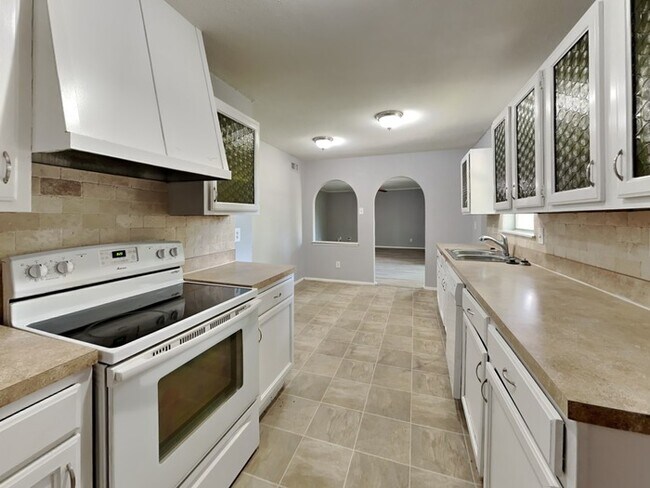 Building Photo - Charming 3/2 Home!!