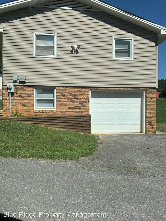 Building Photo - 3 br, 2 bath House - 145 PineCrest Road