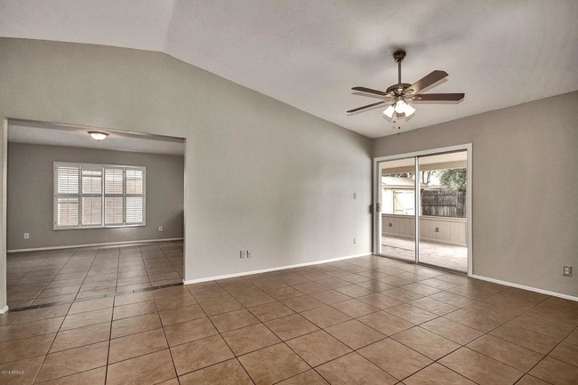 Building Photo - 811 W Posada Ave