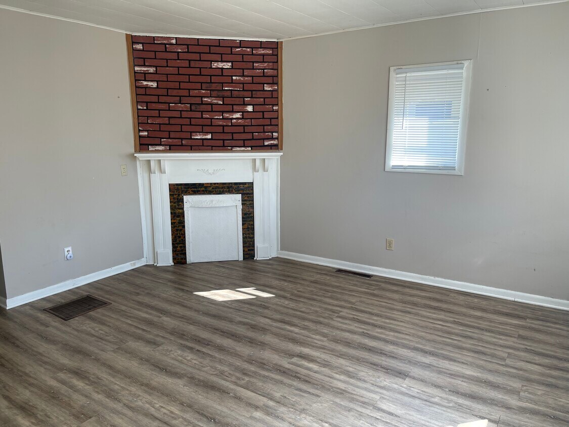 Living room - 207 S McDonel St