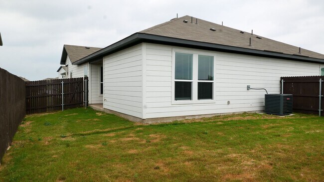 Foto del edificio - Stunning 3x2 Luxury Duplex in Buda, TX!