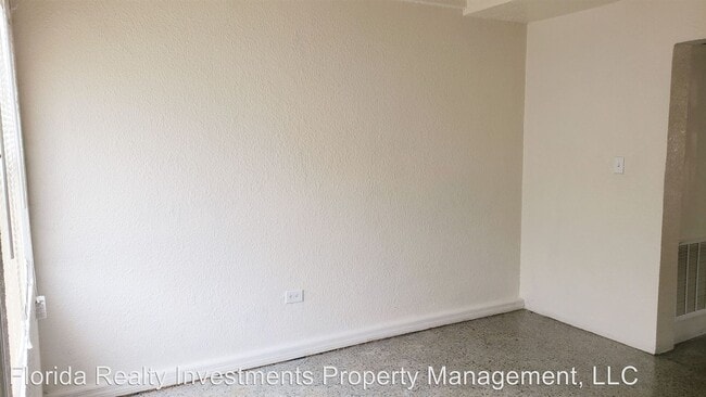 Building Photo - 833 E University Blvd