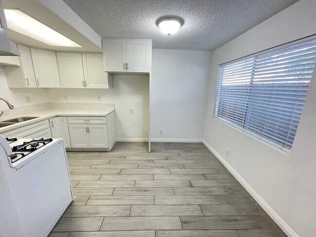 Dining room - 655 W 14th St