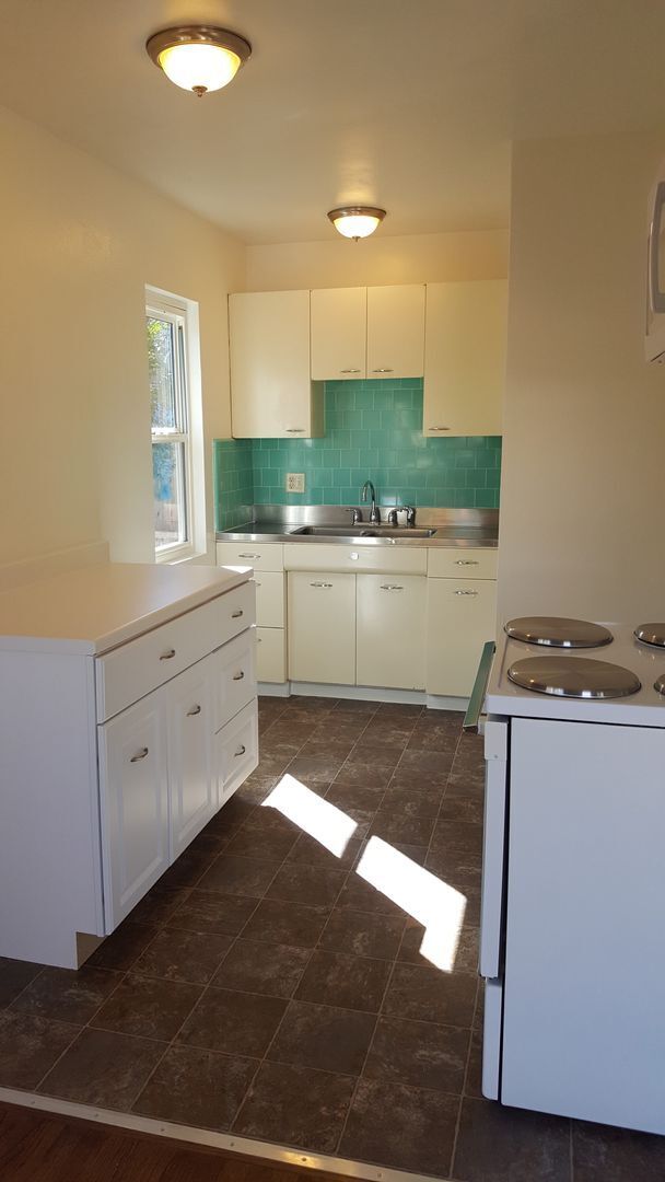 Foto del edificio - 1/2 Off 1St Month!! Vintage 1BR/BA Cottage with Garage and HUGE yard For Rent