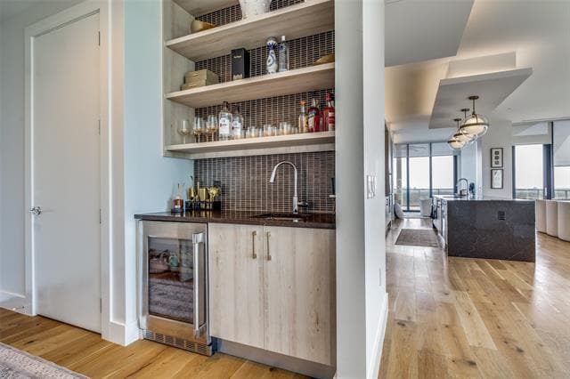 Foto del edificio - 8119 Douglas Ave