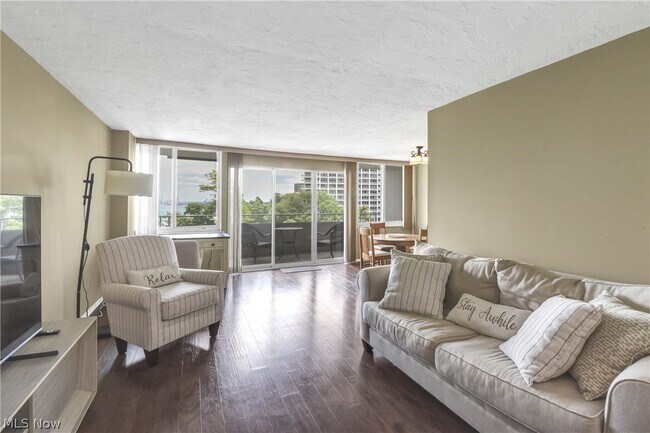 Foto del edificio - 12900 Lake Ave