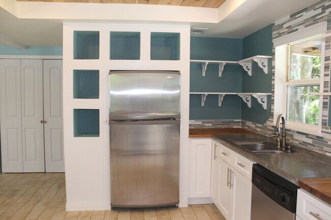 Foto del edificio - Beautiful 3 bedroom Lakefront Home