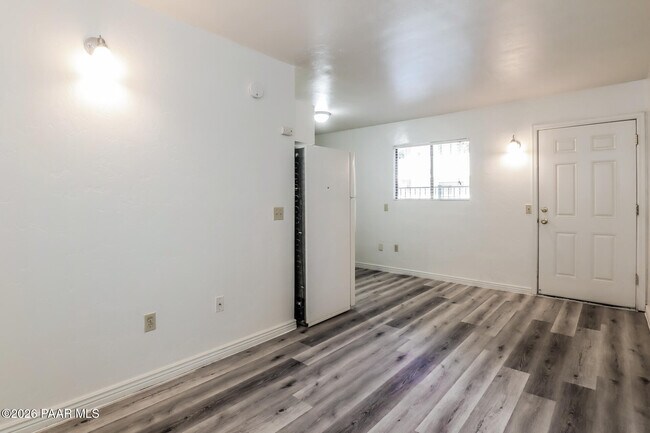 Foto del edificio - 770 N Dodge Blvd