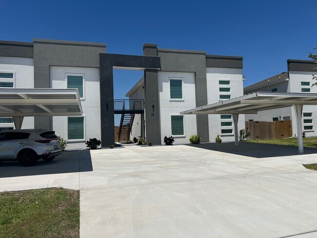 Apartments for Rent with Yard in Alton TX