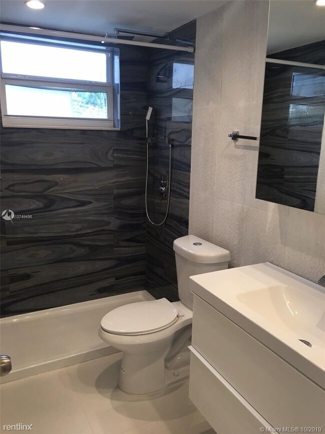 Building Photo - 2 br, 2 bath Condo - 8509 Crespi Blvd Apt 8