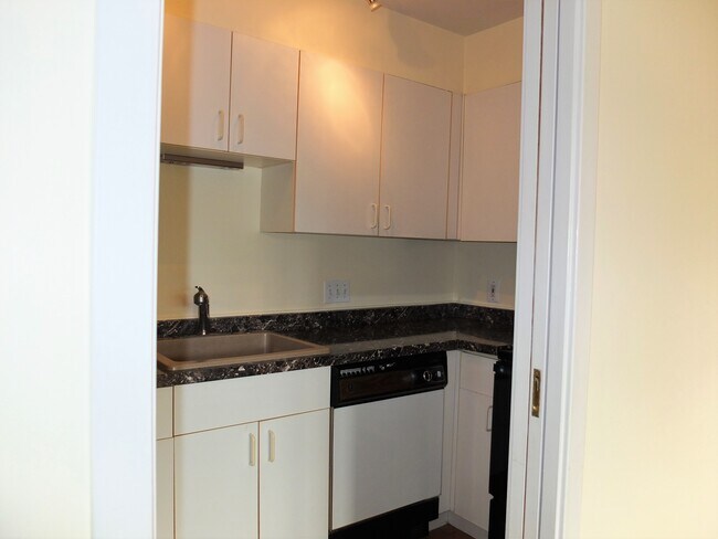 Partial view of the kitchen - 95 Audubon St