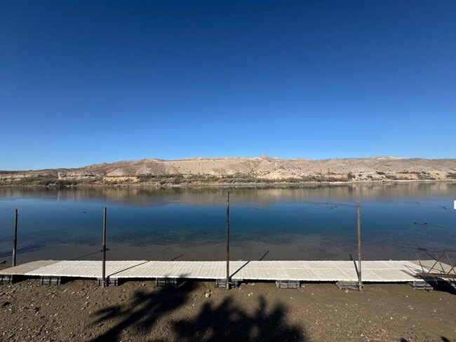 Building Photo - Turn-Key Riverfront Condo with Stunning Vi...