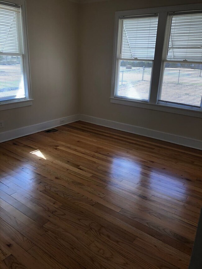 Building Photo - 2 Bedroom House off of Rosewood Available Now