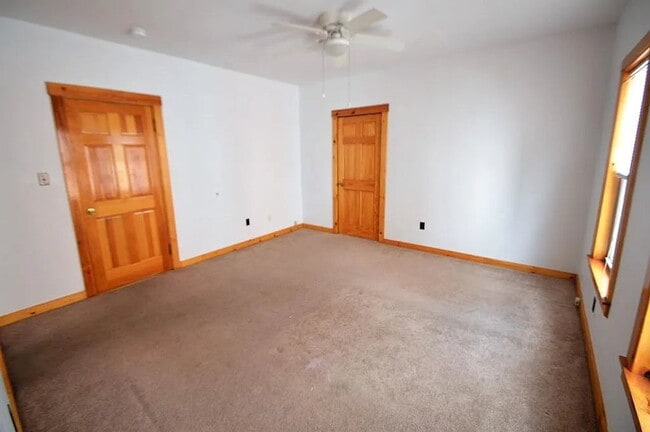 Building Photo - Get settled immediately in this great Fitc...