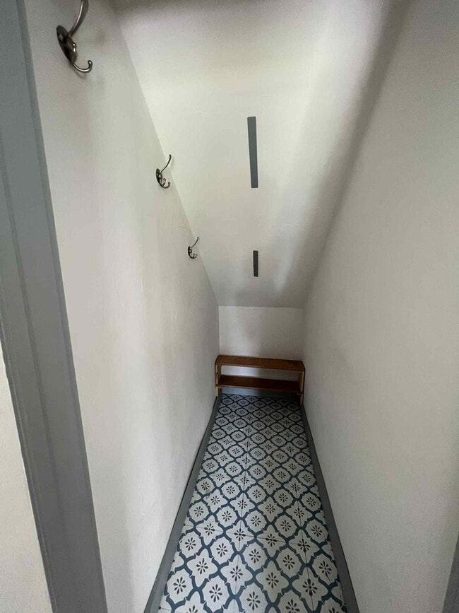 Building Photo - Charming 3 bedroom / 2 bathroom home with ...