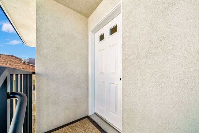 Foto del edificio - Move-In Ready Luxury: A Flawlessly Upgraded Sunland Retreat