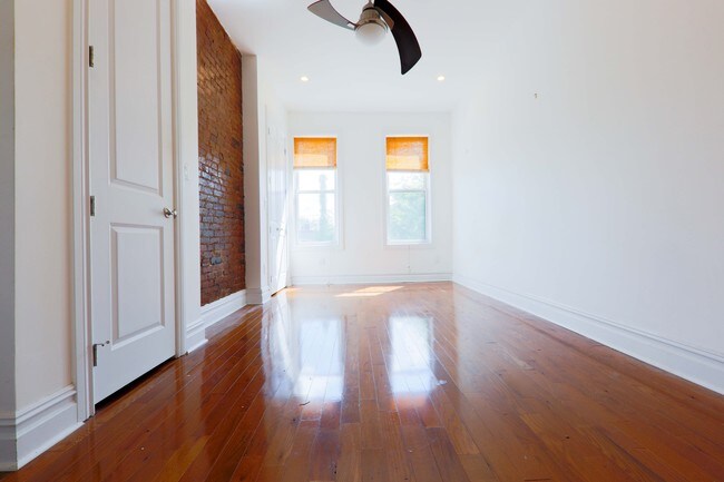 Building Photo - Spacious 3 Bedroom 2 Bath!