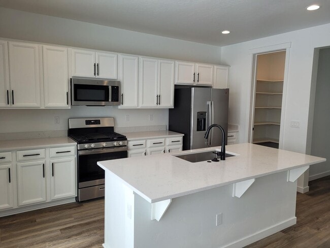 Building Photo - Stunning Home, Ready to Move In!