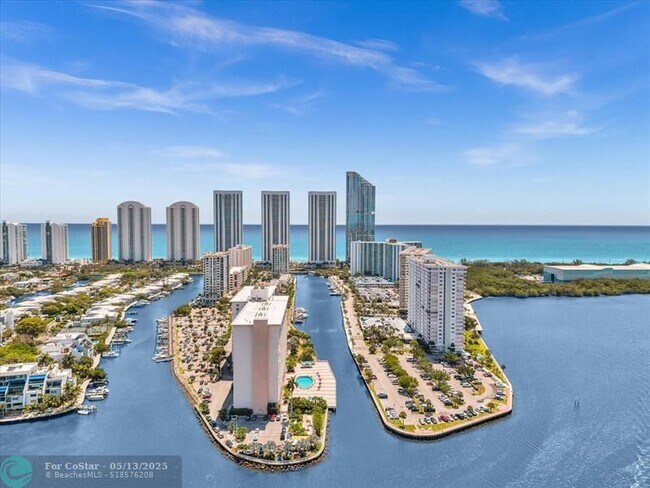 Building Photo - 300 Bayview Dr