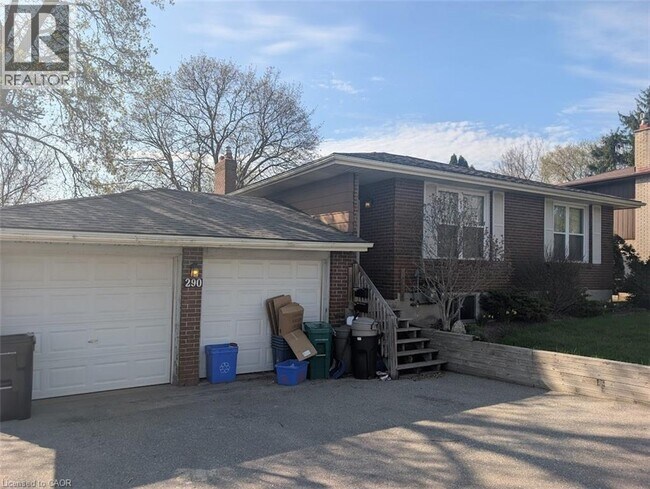 Photo du bâtiment - 290 Fairway Rd N