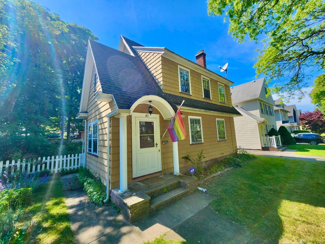 Primary Photo - 3 bd 1 ba House | Charlotte | Off street P...
