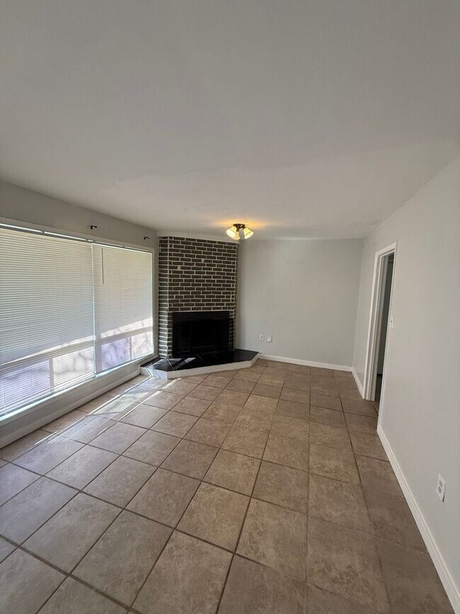 Building Photo - 2748 Woodside Dr