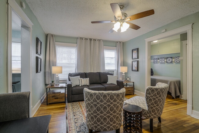 Interior Photo - 3721 Broadway