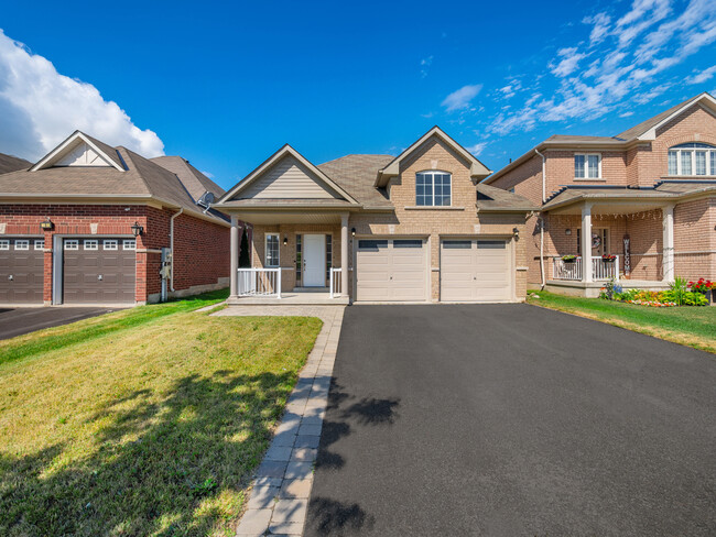 Building Photo - 8 Versailles Cres